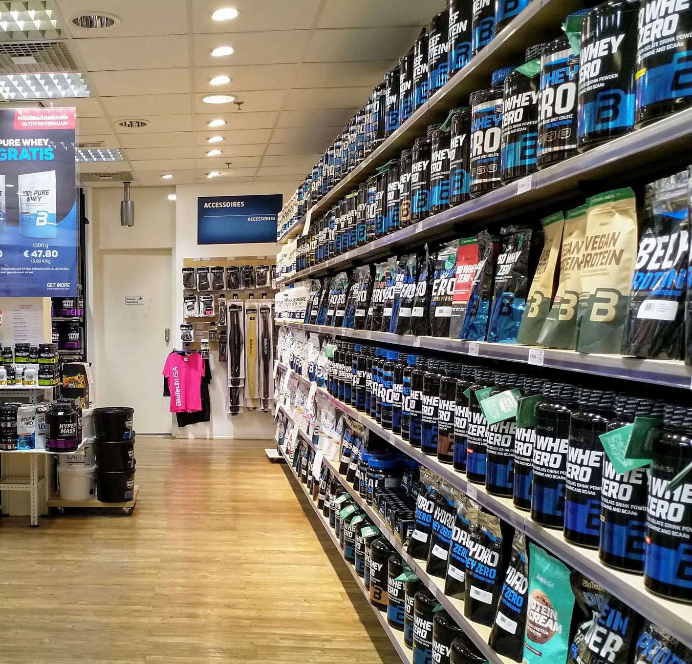 Schappen vol BioTechUSA-eiwitpoeders in onze winkel in Winkelcentrum Zuidplein, Rotterdam
